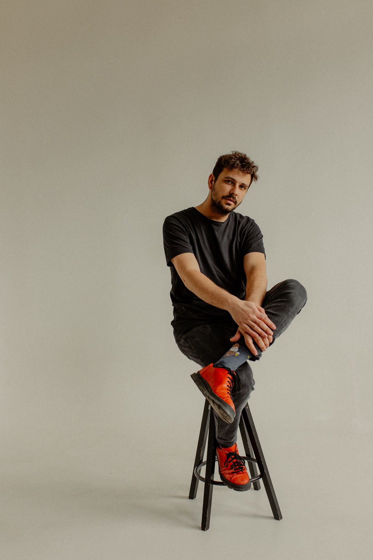 Matej Smutný, zakladateľ Vivid Production, sedí na vysokej stoličke